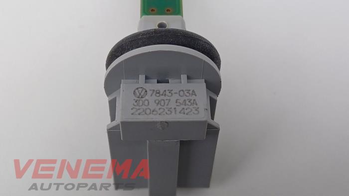 Interior temperature sensor from a Volkswagen Golf VIII (CD1) 2.0 TDI BlueMotion 16V 2023