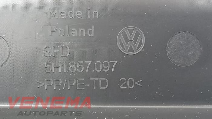 Schowek w desce rozdzielczej z Volkswagen Golf VIII (CD1) 2.0 TDI BlueMotion 16V 2023