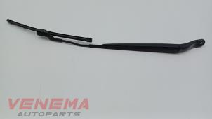 Used Front wiper arm Opel Corsa F (UB/UH/UP) 1.2 Turbo 12V 130 Price € 14,99 Margin scheme offered by Venema Autoparts