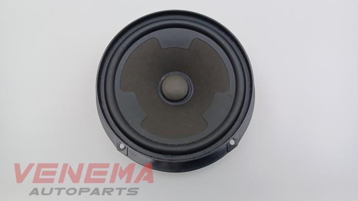Speaker from a Volkswagen Passat Variant (3G5) 1.6 TDI 16V 2016