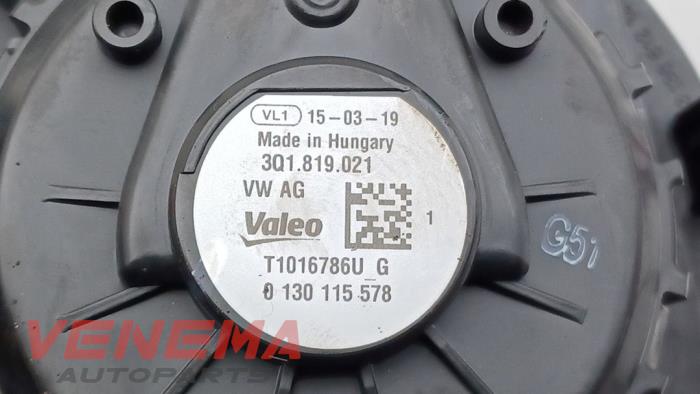 Heating and ventilation fan motor from a Volkswagen Passat Variant (3G5) 1.6 TDI 16V 2016