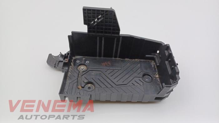 Begagnade Batterilåda Peugeot 208 II (UB/UH/UP) 1.2 Vti 12V PureTech 130 Pris € 14,99 Marginaltabell erbjuds av Venema Autoparts