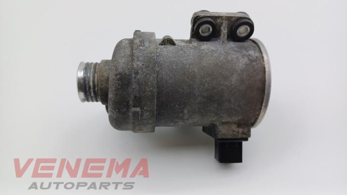 Water pump from a BMW X5 (F15) xDrive 40e PHEV 2.0 2017