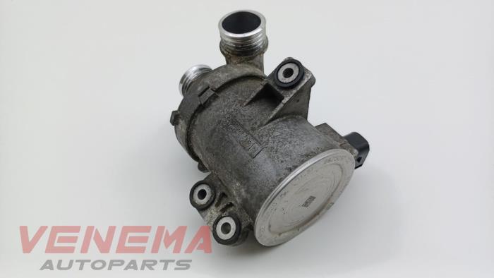 Water pump from a BMW X5 (F15) xDrive 40e PHEV 2.0 2017