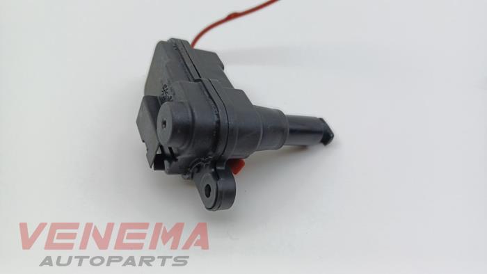 Tank flap lock motor from a Audi A1 Sportback (8XA/8XF) 1.2 TFSI 2014