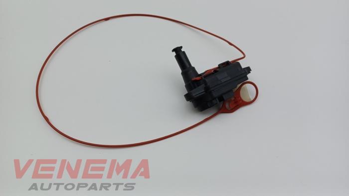 Tank flap lock motor from a Audi A1 Sportback (8XA/8XF) 1.2 TFSI 2014