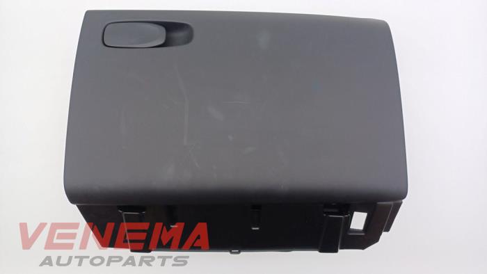 Begagnade Handskfack Volvo V40 (MV) 2.0 D2 16V Pris € 14,99 Marginaltabell erbjuds av Venema Autoparts