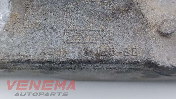 Engine mount from a Ford Fiesta 6 (JA8) 1.0 EcoBoost 12V 100 2015