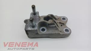 Engine mount from a Ford Fiesta 6 (JA8) 1.0 EcoBoost 12V 100 2015