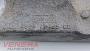Engine mount from a Ford Fiesta 6 (JA8) 1.0 EcoBoost 12V 100 2015