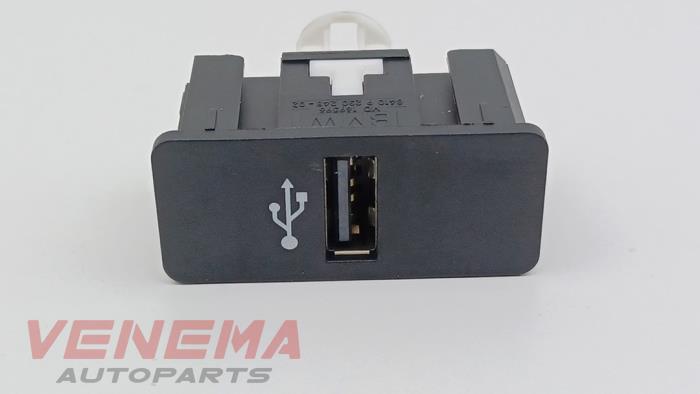 Używane Wtyczka USB BMW 1 serie (F20) 118i 1.5 TwinPower 12V Cena € 14,99 Procedura marży oferowane przez Venema Autoparts