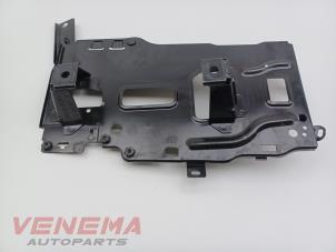 Używane Pojemnik na akumulator Opel Grandland (X) 1.2 Turbo 12V Cena € 14,99 Procedura marży oferowane przez Venema Autoparts