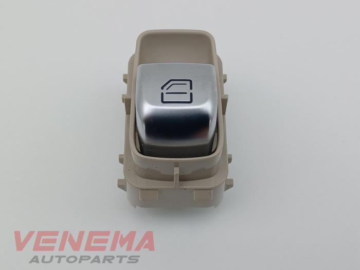 Usados Interruptor de ventanilla eléctrica Mercedes C Estate (S205) C-300d 2.0 Turbo 16V Precio € 9,99 Norma de margen ofrecido por Venema Autoparts