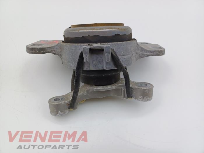 Engine mount from a Volvo V40 (MV) 2.0 D2 16V 2016