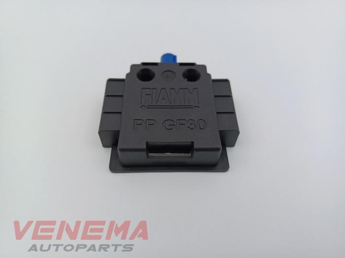 Używane Antena GPS Peugeot 3008 II (M4/MC/MJ/MR) 1.2 12V e-THP PureTech 130 Cena € 29,99 Procedura marży oferowane przez Venema Autoparts