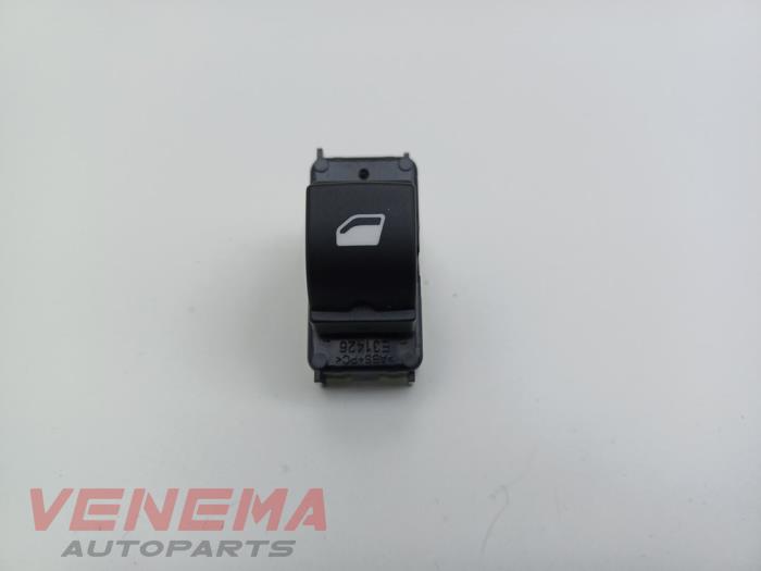 Usados Interruptor de ventanilla eléctrica Peugeot 208 I (CA/CC/CK/CL) 1.2 12V e-THP PureTech 110 Precio € 9,99 Norma de margen ofrecido por Venema Autoparts