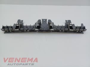 Usados Soporte de parachoques media detrás Peugeot 3008 II (M4/MC/MJ/MR) 1.2 12V e-THP PureTech 130 Precio € 29,99 Norma de margen ofrecido por Venema Autoparts