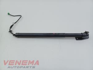 Begagnade Gasfjäder, höger bak Peugeot 3008 II (M4/MC/MJ/MR) 1.2 12V e-THP PureTech 130 Pris € 99,99 Marginaltabell erbjuds av Venema Autoparts