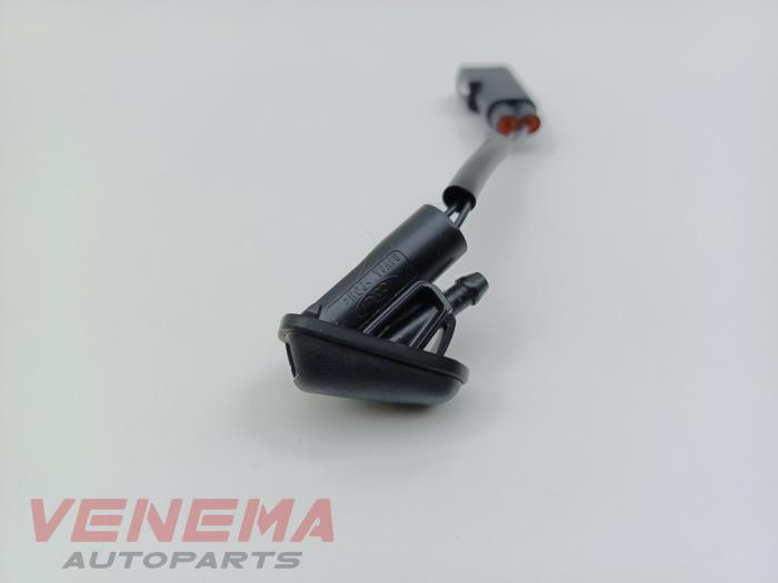Używane Spryskiwacz przód Ford Focus 3 Wagon 1.0 Ti-VCT EcoBoost 12V 125 Cena € 9,99 Procedura marży oferowane przez Venema Autoparts