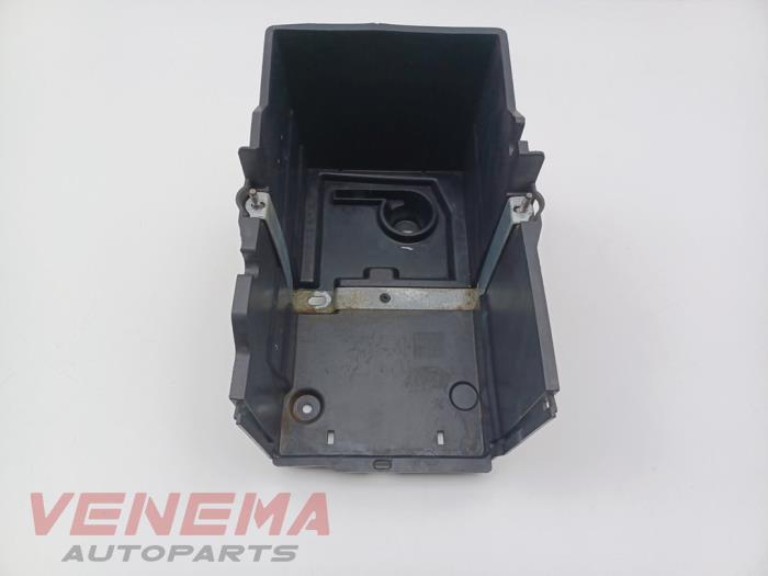 Begagnade Batterilåda Ford Focus 3 ST 2.0 ST EcoBoost 16V Pris € 14,99 Marginaltabell erbjuds av Venema Autoparts