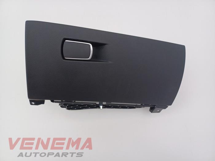 Begagnade Handskfack BMW 1 serie (F21) 120i 2.0 16V Pris € 39,99 Marginaltabell erbjuds av Venema Autoparts