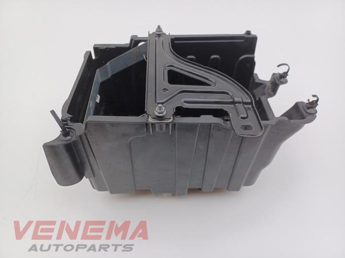 Begagnade Batterilåda Ford Fiesta 7 1.0 EcoBoost 12V 100 Pris € 19,99 Marginaltabell erbjuds av Venema Autoparts