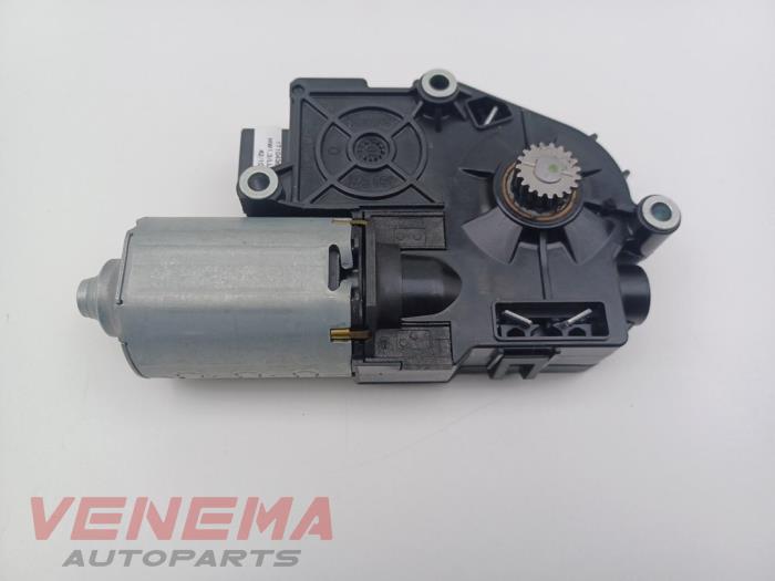 Używane Silnik szyberdachu BMW 5 serie (F10) 550i V8 32V TwinPower Turbo Cena € 69,99 Procedura marży oferowane przez Venema Autoparts