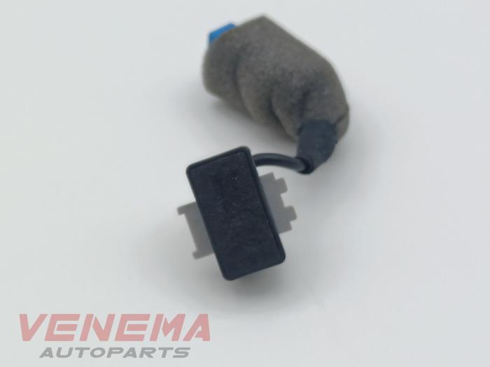 Używane Mikrofon BMW 5 serie (F10) 550i V8 32V TwinPower Turbo Cena € 9,99 Procedura marży oferowane przez Venema Autoparts
