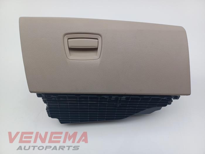 Begagnade Handskfack BMW 5 serie (F10) 550i V8 32V TwinPower Turbo Pris € 39,99 Marginaltabell erbjuds av Venema Autoparts