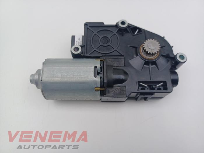 Używane Silnik szyberdachu BMW 5 serie (F10) 550i V8 32V TwinPower Turbo Cena € 69,99 Procedura marży oferowane przez Venema Autoparts