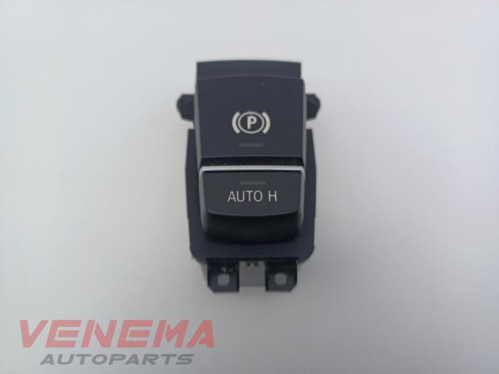 Usagé Commutateur frein à main BMW 5 serie (F10) 550i V8 32V TwinPower Turbo Prix € 44,99 Règlement à la marge proposé par Venema Autoparts
