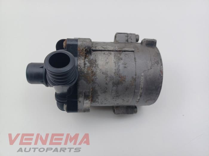 Begagnade Extra vattenpump BMW 5 serie (F10) 550i V8 32V TwinPower Turbo Pris € 59,99 Marginaltabell erbjuds av Venema Autoparts