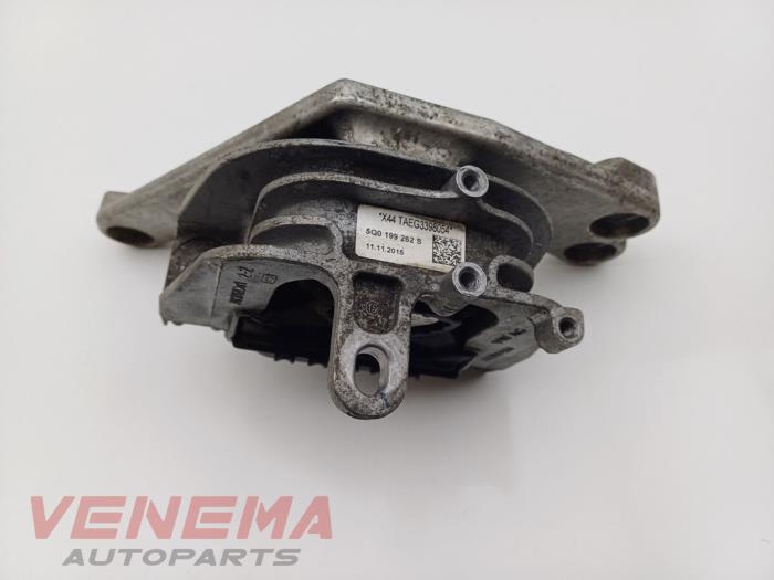 Usagé Support moteur Volkswagen Golf VII (AUA) 1.4 GTE 16V Prix € 19,99 Règlement à la marge proposé par Venema Autoparts