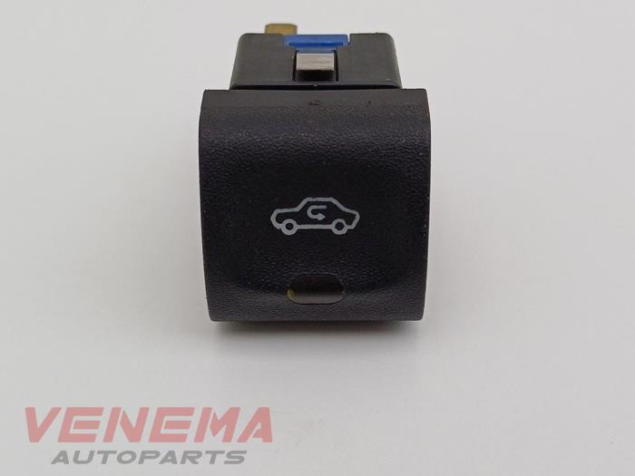 Usados Interruptor Opel Vectra B (36) 1.8 16V Ecotec Precio € 9,99 Norma de margen ofrecido por Venema Autoparts