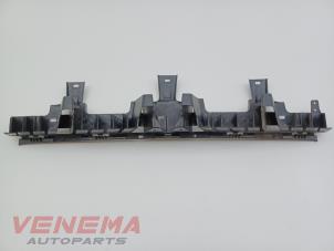Usados Soporte de parachoques media detrás Peugeot 3008 II (M4/MC/MJ/MR) 1.2 12V e-THP PureTech 130 Precio € 29,99 Norma de margen ofrecido por Venema Autoparts