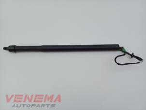 Begagnade Gasfjäder, höger bak Peugeot 3008 II (M4/MC/MJ/MR) 1.2 12V e-THP PureTech 130 Pris € 99,99 Marginaltabell erbjuds av Venema Autoparts