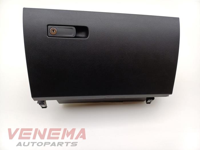 Begagnade Handskfack Mercedes A (177.0) 1.3 A-200 Turbo 16V Pris € 79,99 Marginaltabell erbjuds av Venema Autoparts