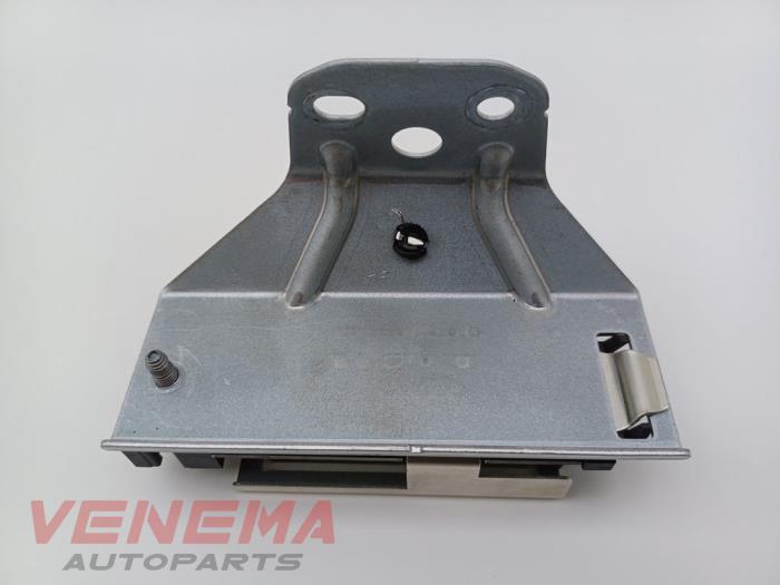 Używane Antena Mercedes A (177.0) 1.3 A-200 Turbo 16V Cena € 9,99 Procedura marży oferowane przez Venema Autoparts