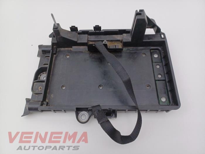 Begagnade Batterilåda Mercedes A (177.0) 1.3 A-200 Turbo 16V Pris € 29,99 Marginaltabell erbjuds av Venema Autoparts