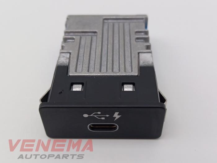 Używane Zlacze AUX/USB Mini Mini (F56) 1.5 12V One Cena € 17,99 Procedura marży oferowane przez Venema Autoparts