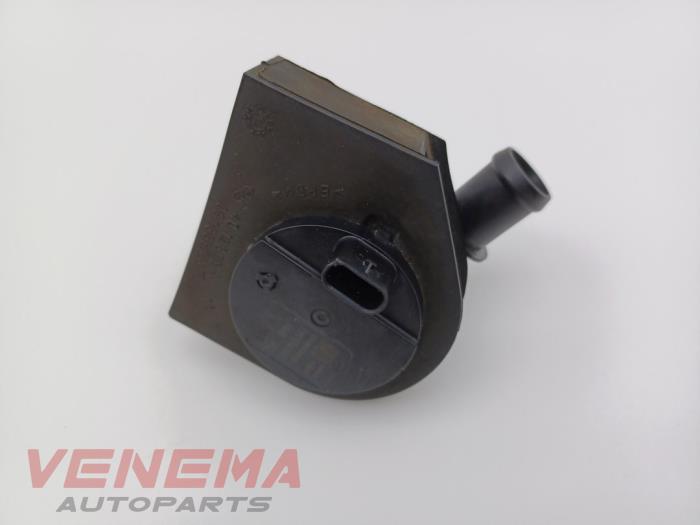 Begagnade Vattenpump Volkswagen Golf Sportsvan (AUVS) 1.2 TSI 16V Pris € 19,99 Marginaltabell erbjuds av Venema Autoparts