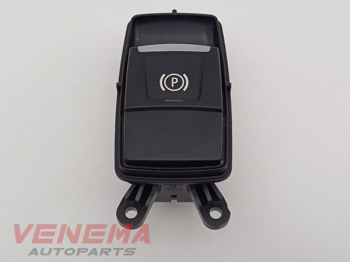 Używane Przelacznik hamulca postojowego BMW X1 (F48) xDrive 20i 2.0 16V Twin Power Turbo Cena € 49,99 Procedura marży oferowane przez Venema Autoparts
