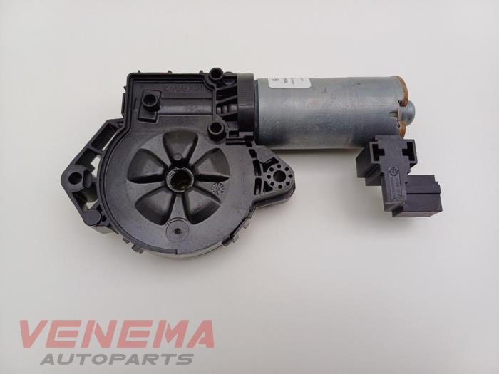 Używane Silnik szyberdachu Mercedes C-Klasse AMG (W205) C-63 S,Edition 1 AMG 4.0 V8 Biturbo Cena € 34,99 Procedura marży oferowane przez Venema Autoparts