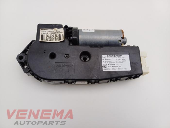 Używane Silnik szyberdachu Mercedes C-Klasse AMG (W205) C-63 S,Edition 1 AMG 4.0 V8 Biturbo Cena € 74,99 Procedura marży oferowane przez Venema Autoparts