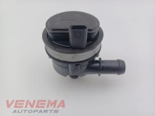 Begagnade Extra vattenpump Mercedes A (W176) 2.2 A-200 CDI, A-200d 16V Pris € 19,99 Marginaltabell erbjuds av Venema Autoparts