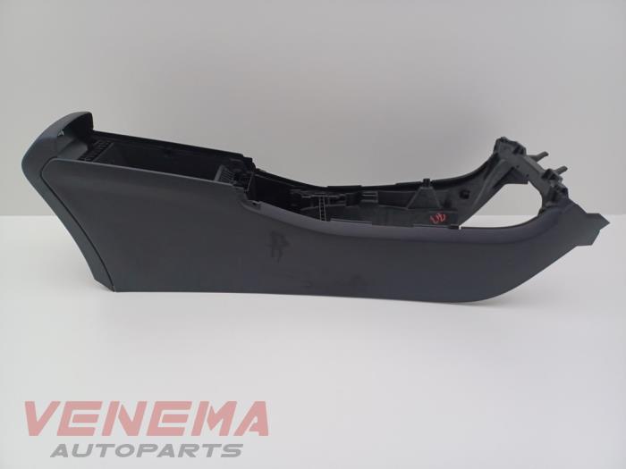 Używane Konsole srodkowe Mercedes A (177.0) 2.0 A-220 Turbo 16V Cena € 99,99 Procedura marży oferowane przez Venema Autoparts