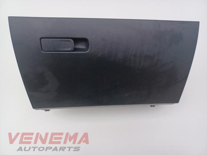 Begagnade Handskfack Mercedes A (177.0) 2.0 A-220 Turbo 16V Pris € 44,99 Marginaltabell erbjuds av Venema Autoparts