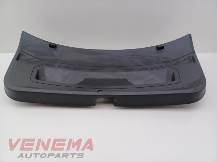 Używane Tapicerka tylnej klapy Seat Arona (KJX) 1.0 TSI 12V Cena € 19,99 Procedura marży oferowane przez Venema Autoparts