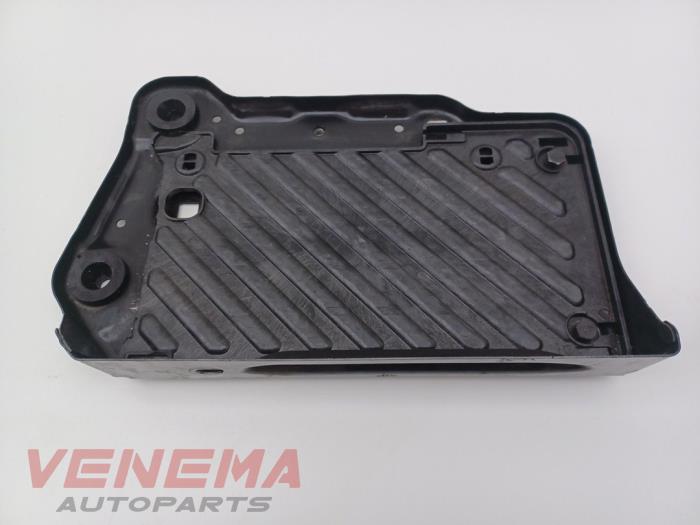 Begagnade Batterilåda Mercedes A (W176) 2.2 A-200 CDI, A-200d 16V Pris € 19,99 Marginaltabell erbjuds av Venema Autoparts
