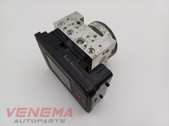 Używane Pompa ABS Ford Fiesta 7 1.0 EcoBoost 12V 100 Cena € 299,99 Procedura marży oferowane przez Venema Autoparts